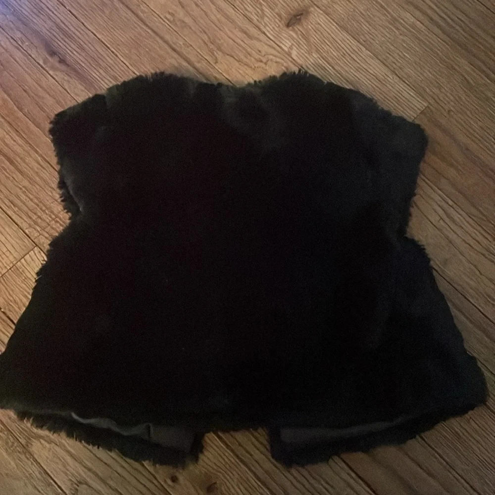 Cat & Jack black faux fur vest for girl